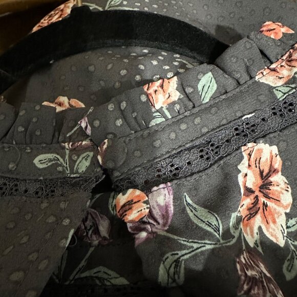 Torrid size 2 (2X) gray floral smocked short flutter sleeve top FLAW - Picture 9 of 10